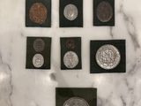 une table en marbre sur laquelle sont disposées toutes sortes de pièces de monnaie