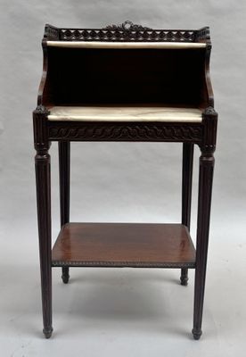 un bureau ancien en bois avec un plateau en marbre, sur fond blanc