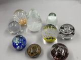 plusieurs billes de verre posées sur une surface blanche