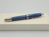 un gros plan d'un stylo posé sur une boîte