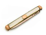 une image montrant un gros plan d'un briquet posé sur une surface blanche