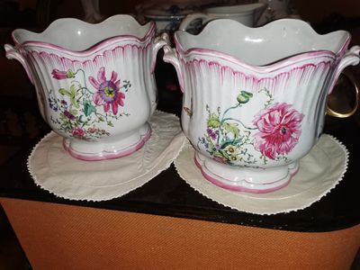 deux vases blancs et roses posés sur une table