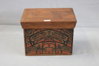 Boîte en bois à décor peint de figures totémiques des Indien…