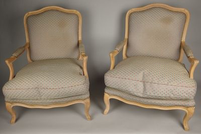 paire de fauteuils de style louis xvi