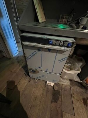 une image d'une cuisine avec une cuisinière et un évier