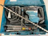 une boîte bleue contenant des outils sur une table