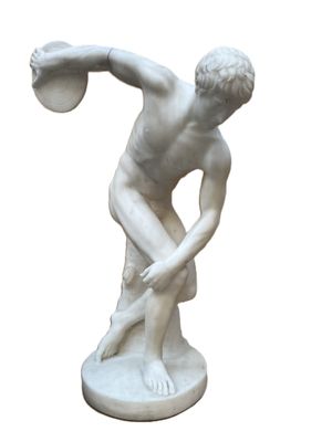 statue en marbre représentant un homme lançant un frisbee sur fond blanc