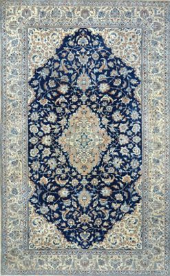 un tapis bleu et beige orné d'un motif en médaillon