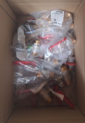 une boîte en carton remplie d'objets hétéroclites