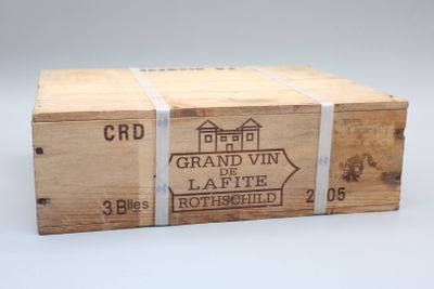 une caisse en bois sur laquelle est collée une étiquette indiquant « Grand Vin de Lafite Rothschild »