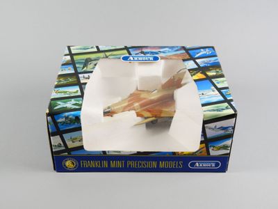 une boîte contenant une maquette d'avion de chasse