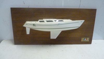 une photo d'une maquette de bateau sur une plaque en bois