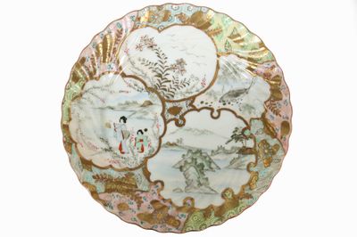 une assiette avec une peinture posée sur une table