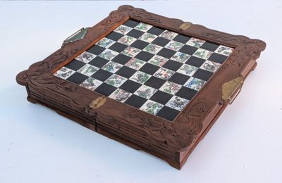 une boîte en bois contenant un damier