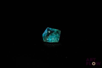 un diamant bleu sur fond noir