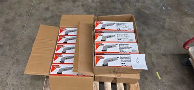 plusieurs boîtes sont empilées sur une palette