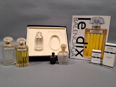 une boîte de parfums posée sur une table