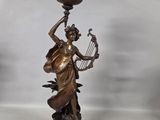 statue en bronze représentant une femme tenant une harpe et un bol