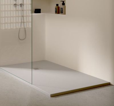 une douche à l'italienne avec une porte en verre dans une salle de bains