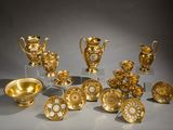 beaucoup d'objets en or posés sur une table