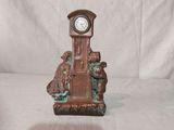 une petite horloge posée sur une table