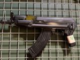 un pistolet accroché à une clôture métallique