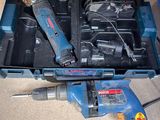 une boîte à outils bleue avec des outils sur le sol