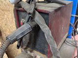 une machine posée sur une table