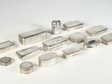 Plusieurs types d'objets en argent sont disposés sur une surface blanche