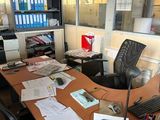 un bureau équipé d'un ordinateur et d'un moniteur