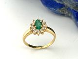 l'image d'une bague en or ornée d'une pierre verte