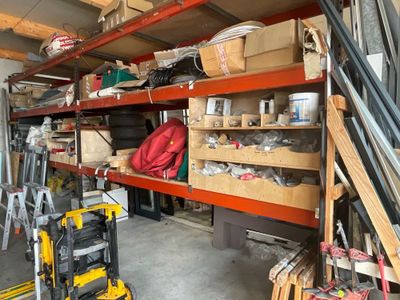 un garage rempli d'une multitude d'outils et de matériel