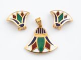 un gros plan sur une paire de boucles d'oreilles et un pendentif
