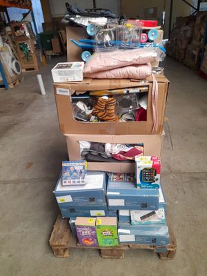 une pile de cartons posée sur une palette dans un entrepôt