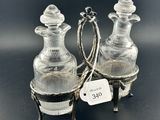 une paire de carafes en verre sur des socles, avec une étiquette de prix