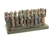 de nombreuses figurines de personnes qui se tiennent ensemble
