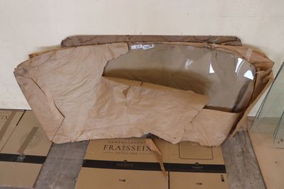 un sac en carton posé par terre devant des cartons