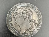 une pièce d'argent portant une tête de femme