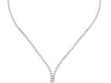 un collier en or blanc composé d'une chaîne et d'un pendentif en diamant