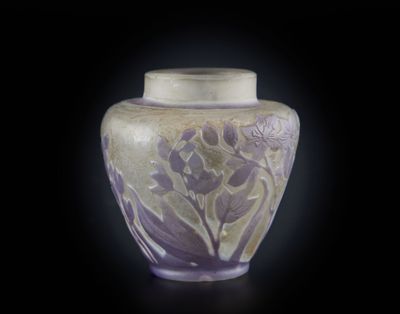 un vase violet orné d'un motif floral