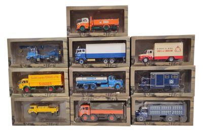 de nombreux modèles différents de camions miniatures dans une boîte
