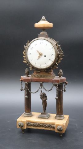 Pendule portique en bronze, bois et marbre à l’effigie à décor de...