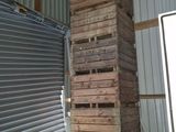 une grande pile de caisses en bois dans un entrepôt