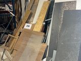 de nombreux types de bois différents dans un entrepôt