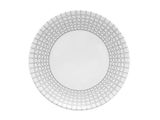 L'assiette est blanche et présente un motif sur le bord.
