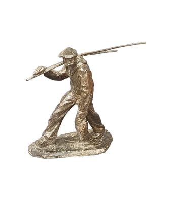 figurine en bronze représentant un homme tenant une batte de baseball, sur fond blanc