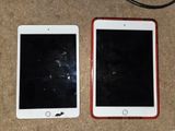 deux iPad posés côte à côte sur le sol