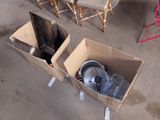 une boîte en carton contenant un plat en métal