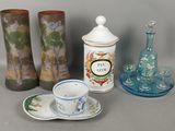 de nombreux vases de toutes sortes et une tasse à thé sur la table