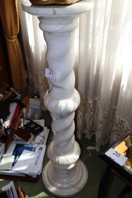 un socle blanc surmonté d'une horloge